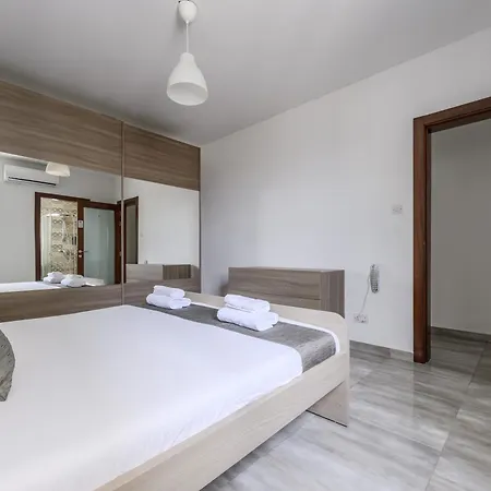 Séjour chez l'habitant F10 1, Private Double With Private Bathroom In Shared Flat *